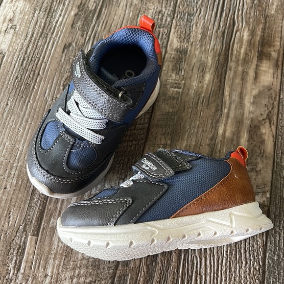 OshKosh B'Gosh Unisex-Child Bowie Sneaker, 5M - Picture 2 of 9